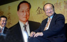 Nhà văn Kim Dung qua đời, dân mạng Trung Quốc đồng loạt tiếc thương cho vị "minh chủ võ lâm" huyền thoại