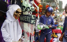 Đổ xô mua đồ hóa trang khi ngày Halloween cận kề