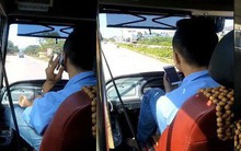 Tài xế xe buýt gác chân lên táp lô, tay cầm điện thoại chửi tục bị phạt 700 nghìn đồng