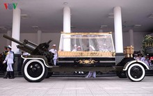 Hình ảnh cỗ linh xa đưa linh cữu nguyên Tổng Bí thư Đỗ Mười về đất Mẹ