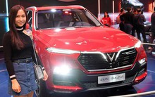 Người Việt tại Pháp tự hào và tràn đầy kỳ vọng khi "sờ tận tay" 2 mẫu xe của VinFast