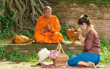 Được hỏi "Liệu có ăn thịt trong phòng không?", nhà sư đưa ra câu trả lời khiến ai cũng phải tâm phục khẩu phục! Bài học cuộc sống là đây chứ đâu