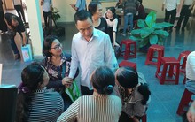 Ông Nguyễn Hồng Điệp giản dị gặp người dân Thủ Thiêm