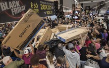 Thức trắng đêm săn hàng giảm giá kiếm chục triệu trong ngày Black Friday