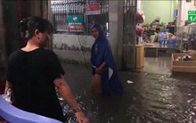 Clip: Hầm gửi xe hóa bể bơi, dân Sài Gòn xót xa nhìn xe ngâm trong biển nước