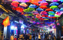 Hà Nội xuất hiện "con đường ô" lãng mạn như ở Bồ Đào Nha, người dân ùn ùn kéo đến chụp ảnh