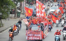 Trước giờ G trận chung kết AFF Cup 2018, đường phố cả nước ngập cờ đỏ sao vàng, tất cả cùng hướng về Mỹ Đình