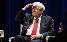 Trong khi mọi người hoang mang cách làm giàu, Warren Buffett lý giải cách làm giàu của mình chỉ "gói gọn" bằng một từ