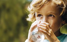 Cậu bé 9 tuổi có hơn 50 viên sỏi trong thận, nguyên nhân không ngờ là từ chính thói quen ăn uống này