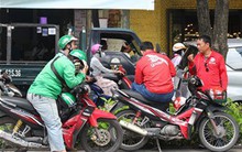 Grab tăng giá gấp 3 lần, đặt xe mất 40 phút ngày mưa rét