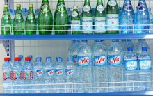 Loạn thị trường nước uống đóng chai: "Vàng thau lẫn lộn"