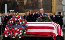 Dẹp bỏ những khác biệt, Tổng thống Trump và vợ tới viếng cố tổng thống Bush