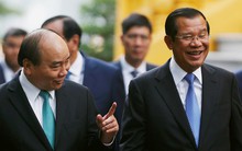 Cận cảnh Thủ tướng Nguyễn Xuân Phúc đón Thủ tướng Hun Sen