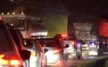 Tắc đường hàng cây số từ Lào Cai lên Sa Pa, tài xế tắt máy nghỉ ngơi giữa đường do không thể di chuyển