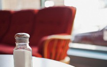 Thấy 6 biểu hiện này có nghĩa là cơ thể bạn đang nạp quá nhiều muối