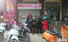 Khổ như đi rút tiền ngày Tết, khách chen chân xếp hàng từ sáng đến đêm