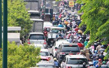 Kẹt xe khủng khiếp cửa ngõ sân bay Tân Sơn Nhất trưa 25 Tết