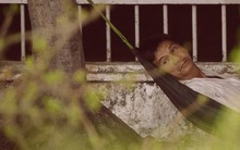 Chùm ảnh: Sợ mất trộm, nhiều gia đình tiểu thương dựng lều mắc võng, thay phiên nhau thức đêm để canh hoa Tết