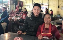 Chợ quê xôn xao khi trung vệ Tiến Dũng phụ mẹ bán thịt heo