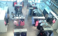 Hàng thời trang ở trung tâm thương mại Sài Gòn vắng hoe