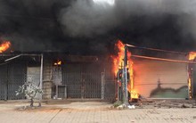 Hà Nội: Lửa ngùn ngụt bao trùm 3 ngôi nhà đối diện bến xe Nước Ngầm