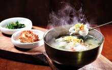 Vì sao vào dịp năm mới người Hàn Quốc đều ăn canh bánh gạo Tteok kuk?