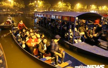 Du khách ùn ùn đổ về chùa Hương từ mờ sáng trong ngày khai hội