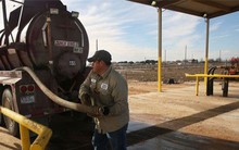 Giá dầu giảm do nhà đầu tư lo lắng Mỹ tăng sản lượng