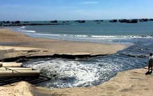 Xác minh nguồn nước thải đen ngòm xả trực tiếp ra biển La Gi