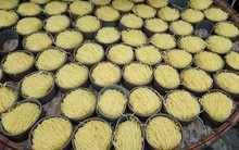 Hãi hùng 10 tấn mì sợi chứa hàn the và hàng loạt thực phẩm quá đát