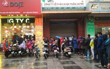Nhiều người xếp hàng từ 5h sáng để mua vàng, các cửa hàng chật ních người mua