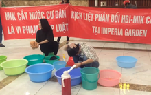 Bị chủ đầu tư cắt nước đúng mùng 10 tết, cư dân Imperia Garden mang xô chậu xuống sảnh sinh hoạt cá nhân