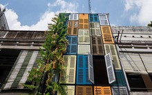 Nằm nghe nắng mưa qua những ô cửa đa sắc của ngôi nhà độc đáo ở Quận 3 Sài Gòn