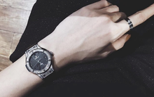 HH Kỳ Duyên "đập hộp" chiếc Hublot 400 triệu: 138 viên kim cương và là niềm mơ ước của dân chơi sành sỏi