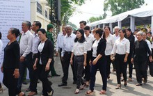 Người dân vượt đường xa đến viếng nguyên Thủ tướng Phan Văn Khải trong đêm