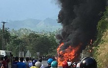 Xe khách Phương Trang cháy dữ dội, hành khách hoảng loạn đập cửa thoát hiểm