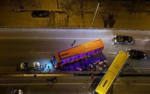 Hà Nội: Xe khách gây tai nạn đường trên cao lúc đêm khuya, hành khách hoảng loạn