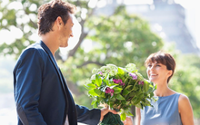 Vì sao đàn ông nên tặng hoa cho người yêu thương của mình trong ngày 8/3? Câu chuyện bắt nguồn từ một ý nghĩa tuyệt vời