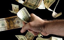 Người đàn ông thoát chết nhờ "tung tiền ra đường"