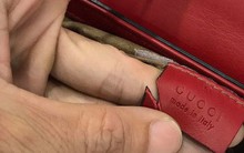 "Chuyên gia kiểm tra hàng hiệu" không có tâm: Dùng kéo cắt túi xem có đúng da thật hay không!?