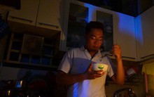 Sau hỏa hoạn 13 nạn nhân tử vong, người dân sống trong chung cư Carina cùng bóng đèn dầu