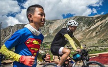 Ông bố "của năm", quyết rủ cậu con trai cùng đạp xe hơn 2000km để thử thách lòng kiên trì