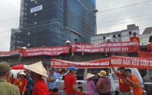 Cư dân Bright City căng băng rôn "cầu cứu" trước nơi tổ chức ĐHĐCĐ của BIDV