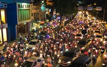 Kẹt xe nhiều giờ ở cửa ngõ sân bay Tân Sơn Nhất