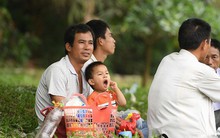 Du khách thập phương nằm vật vờ khắp nơi trước giờ khai hội Đền Hùng