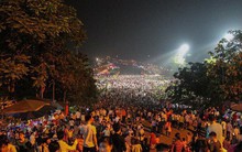 "Biển người" đổ về Đền Hùng trong đêm