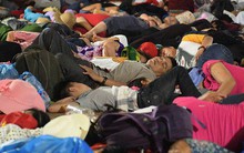 Du khách, trẻ nhỏ ngủ qua đêm la liệt tại đền Hùng