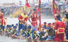 VIDEO: Ngàn người kéo nhau đi xem thủy chiến Hội bơi Đăm ở Tây Tựu