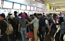 TP HCM: Chen lấn mua vé xe đi nghỉ lễ 30-4 và 1-5