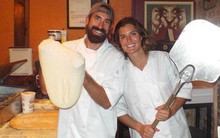 Từ bỏ sự nghiệp ở phố Wall, cặp vợ chồng mở nhà hàng pizza trên biển Caribbean và gặt hái nhiều thành công